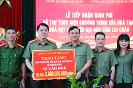 Công an Hà Nội trao tặng 3 tỷ đồng, chung tay cùng đồng bào Lai Châu xóa nhà tạm, nhà dột nát