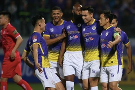 Thắng đẹp Hải Phòng, Hà Nội FC lên đỉnh bảng chờ... án phạt