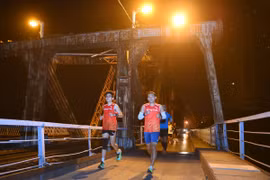 11.000 vận động viên tranh tài giải chạy đêm Hà Nội 2023