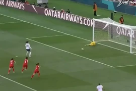 Thủ môn Kim Thanh xuất sắc cản phá 11m của tiền đạo số 1 Mỹ