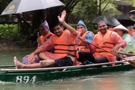 Du khách đội mưa tham quan Tràng An - di sản văn hoá và thiên nhiên thế giới