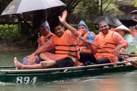 Du khách đội mưa tham quan Tràng An - di sản văn hoá và thiên nhiên thế giới