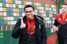 HLV Kiatisak đi tìm chức vô địch quốc gia đầu tiên