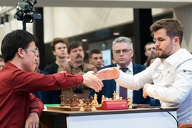 Lê Quang Liêm lần đầu thắng "vua cờ" Magnus Carlsen
