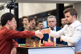 Lê Quang Liêm lần đầu thắng "vua cờ" Magnus Carlsen