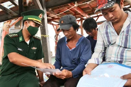 Những tuyên truyền viên mang quân hàm xanh