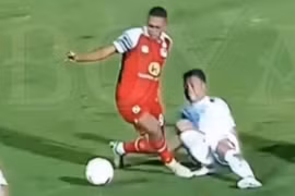 Kinh hoàng cảnh cầu thủ Indonesia gãy chân ở giải vô địch quốc gia