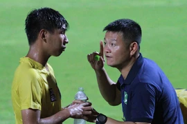 Văn Quyến đứng ngồi không yên trong chiến thắng nghẹt thở của U17 SLNA