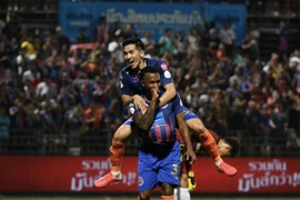 V-League 'đóng băng' còn Thai-League hào hứng đón khán giả vào sân