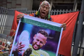 Pháp sư làm phép để 'vô hiệu hoá' Neymar trước trận Peru - Brazil