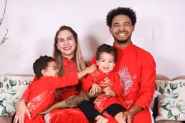 Xuân Son cùng vợ con diện áo dài đỏ đón Tết Việt Nam