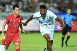 Tiền đạo Anh cao 2m06 ấn tượng với sự xuất sắc của Công an Hà Nội FC