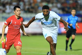 Tiền đạo Anh cao 2m06 ấn tượng với sự xuất sắc của Công an Hà Nội FC