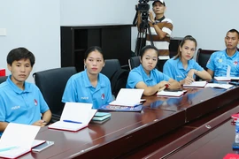 Trọng tài nữ Việt Nam làm quen công nghệ VAR