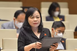 "Người dân đi bộ về quê trong khi phương tiện giao thông đắp chiếu"