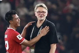 Indonesia 2 lần đá bay ghế HLV Troussier