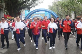 Gần 5.000 người tham gia Ngày chạy Olympic, chạy vì hoà bình