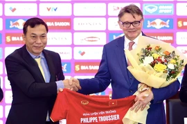 HLV Troussier vững ghế ít nhất tới tháng 6-2024