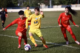 'Chiến binh' Thuỳ Trang vừa rời sân futsal đã 'quẩy' tưng bừng sân 11