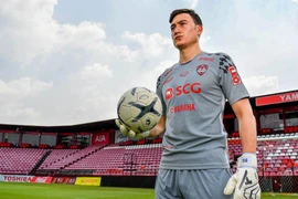 Bị Muangthong kiện lên FIFA, tương lai Đặng Văn Lâm bất định