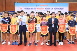Tưng bừng khởi tranh giải bóng bàn tranh cúp Báo Hànộimới