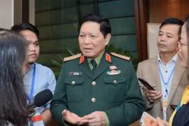 Bộ trưởng Bộ Quốc phòng: "Tạo điều kiện tốt nhất cho vợ con liệt sỹ hi sinh trong mưa lũ miền Trung"