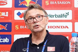 HLV Troussier nóng lòng chờ trận đấu tuyển Trung Quốc, Hàn Quốc...