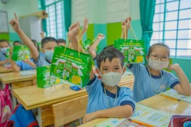 2,5 triệu hộp sữa tươi dành tặng học sinh Hà Nội, TP. HCM