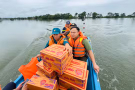 Vượt biển nước mang nhu yếu phẩm cho đồng bào vùng ngập lụt Chương Mỹ