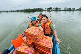 Vượt biển nước mang nhu yếu phẩm cho đồng bào vùng ngập lụt Chương Mỹ
