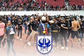 Cổ động viên hỗn chiến, đội bóng Indonesia bị 'treo' khán đài tới hết mùa giải