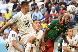 Cameroon đua tỉ số kịch tính với Serbia