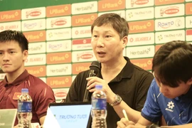 HLV Kim Sang-sik nói lý do thay cùng lúc 3 cầu thủ, khuyên học trò trau dồi thêm kỹ năng