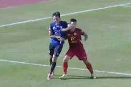 Đề nghị 'treo giò' cầu thủ đánh chỏ đồng nghiệp ở V-League