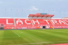 HLV Troussier ra mắt đội tuyển trên sân Lạch Tray