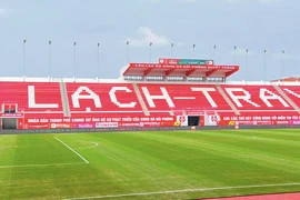 HLV Troussier ra mắt đội tuyển trên sân Lạch Tray