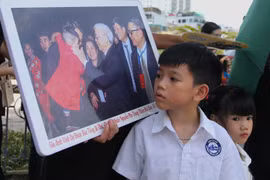 Cậu bé mang theo bức ảnh kỷ niệm quý giá, thành kính tiễn biệt ‘ông Trọng kính mến’!