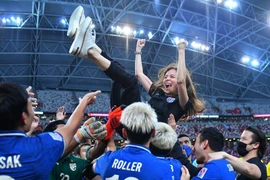 Cầu thủ Thái Lan công kênh nữ tỉ phú Nuanphan Lamsam sau khi vô địch