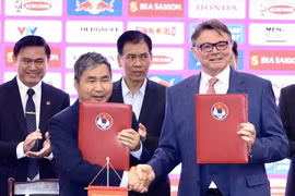 VFF nói về ràng buộc hợp đồng với HLV Troussier
