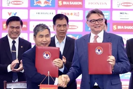 VFF nói về ràng buộc hợp đồng với HLV Troussier