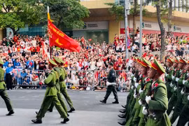 Người dân hô vang "Việt Nam", hòa ca cùng các khối diễu binh trên đường phố Thủ đô