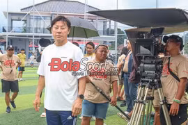 Bị sa thải, ông Shin Tae-yong vẫn ở lại Indonesia để... đóng phim