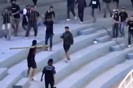 Cổ động viên Indonesia ẩu đả, trộm đồ tại giải vô địch quốc gia