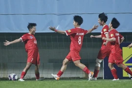 Chiến thắng 5 'sao' giúp nữ TP.HCM I vô địch lượt đi