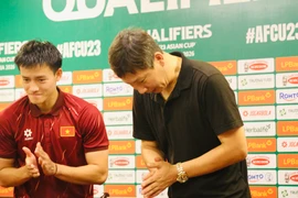 Cái cúi đầu của thầy Kim và lời khuyên chân tình cho U23 Việt Nam