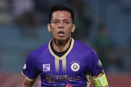 Văn Quyết đối diện án phạt sau pha "tác động vật lý" trọng tài