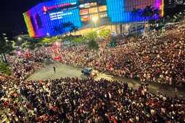 Biển người chờ xem diễu binh tại nút giao Kim Mã - Liễu Giai