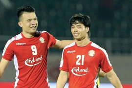 Bóng đá Việt trở lại trên sân không khán giả