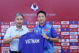 VFF nối dài 'cánh tay phải' cho HLV Kim Sang-sik
