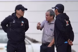 Bầu Đức động viên cầu thủ HAGL buổi tập khai xuân, sẵn sàng đua trụ hạng